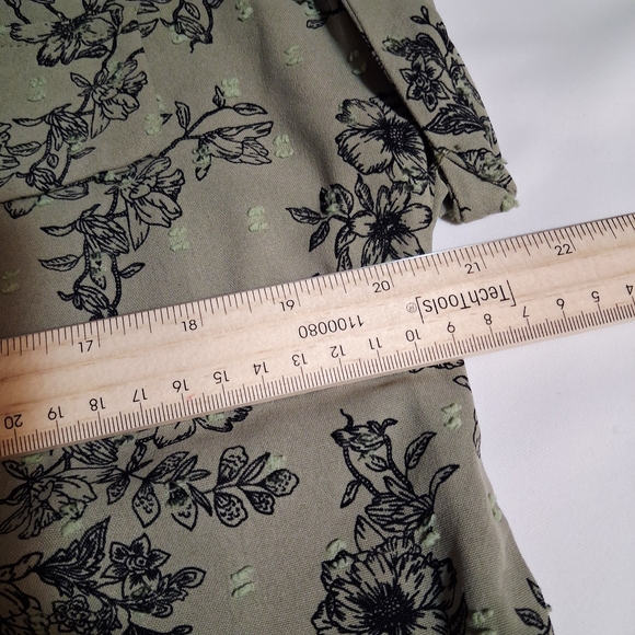 New York Clothing Company Floral Olive Green Print Button-Up Top Size M NWT - Picture 7 of 8